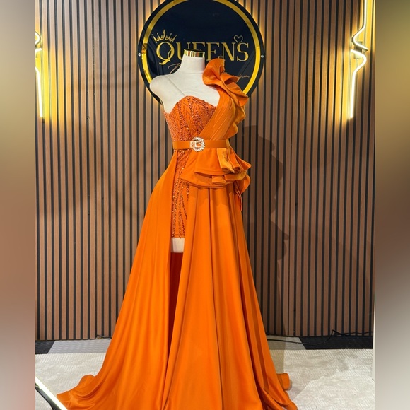 Brand new 2025 elegant dresses/gowns